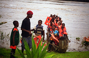 Photo 7 : Arrivée des élèves en pirogue