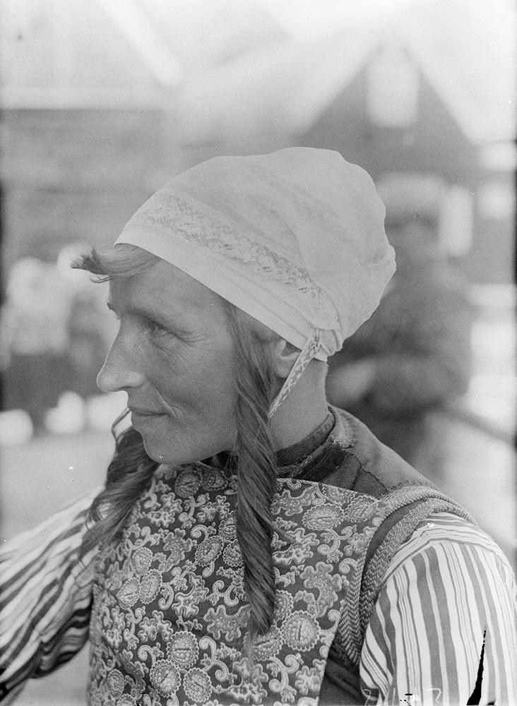 Portrait d'une femme en costume traditionnel de Marken, Hollande du Nord, 1932