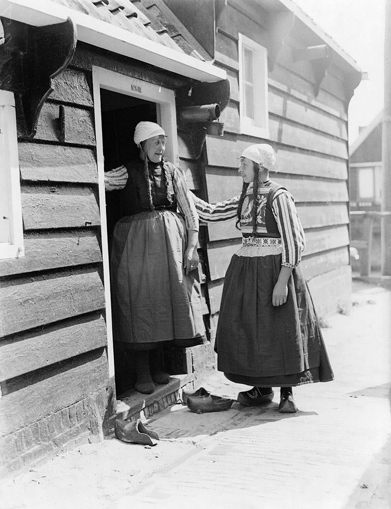 Deux femmes en costumes de Marken, Hollande du Nord, 1932