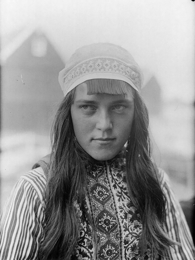 Portrait d'une jeune fille en costume traditionnel de Marken, Hollande du Nord, 1932