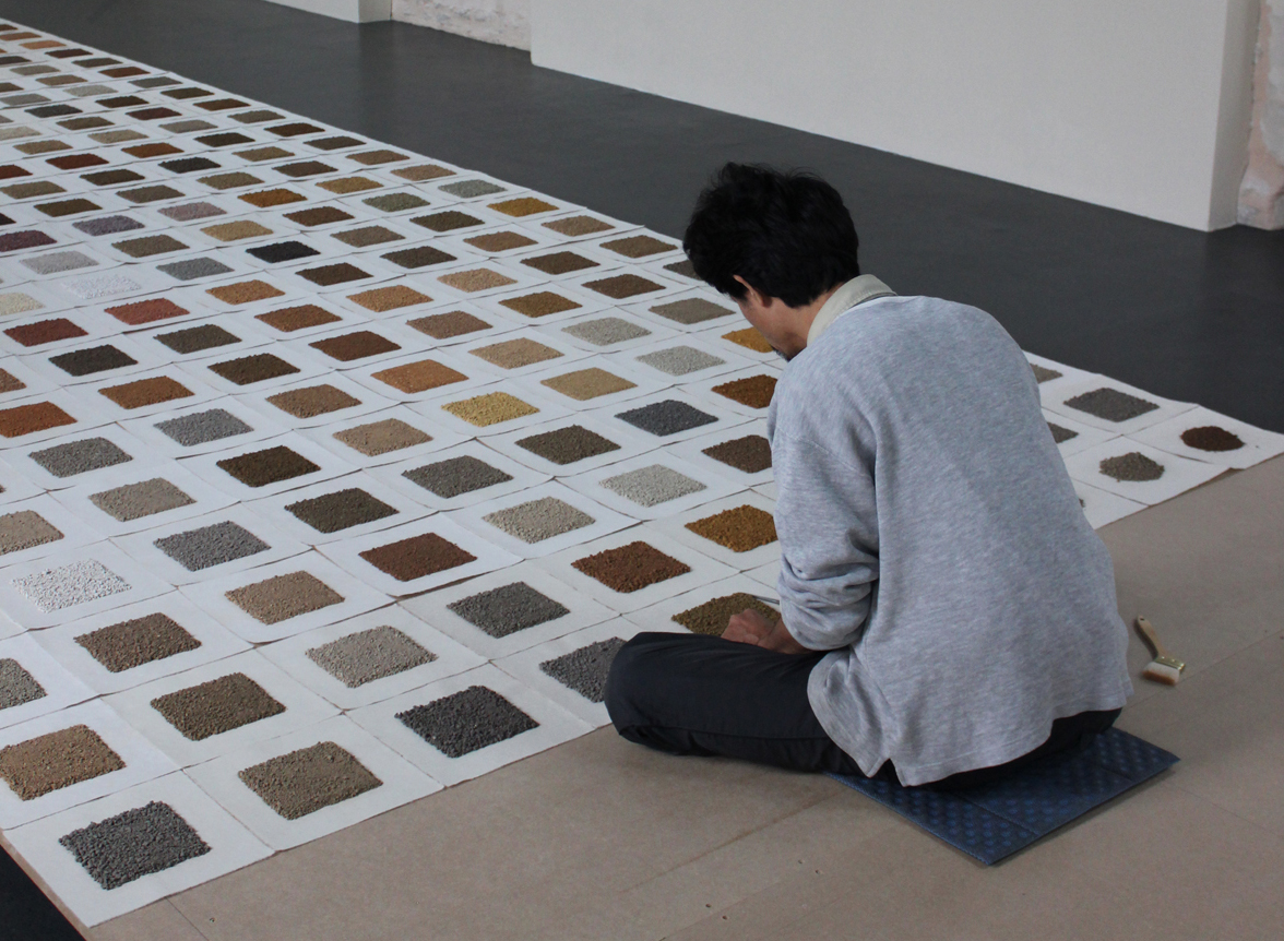 Fig. 1. Kôichi Kurita, installation de l’exposition Ile à île, terre à terre, 19 octobre 2012.