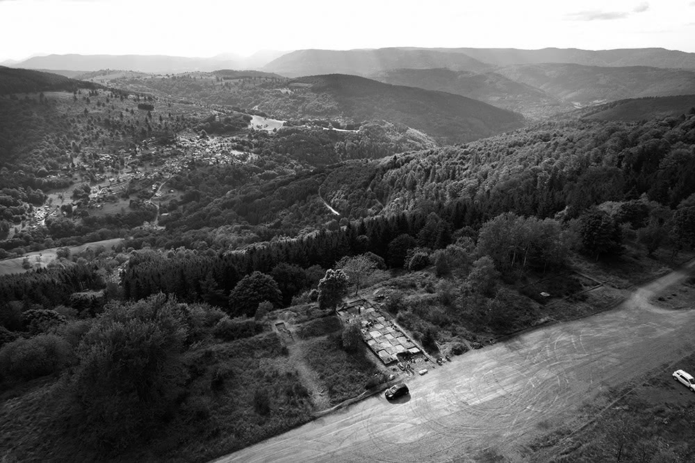 Figure 1 : Vue au drone de la carrière dominant la vallée, notamment le village de Neuviller-la-Roche