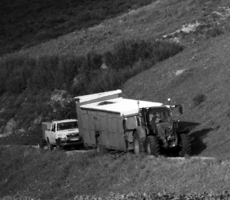 Figure 3 : Du matériel agricole identique à celui de la plaine. Ici des agriculteurs dans la vallée des Glaciers (Savoie, 73, France)