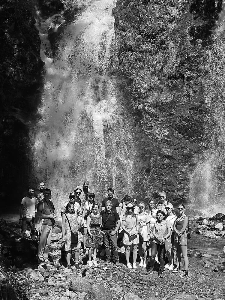 Groupe de participants à l’école d’été « Industrial heritage and sustainable development », sortie du mardi 9 juillet autour du site industriel de Wildenstein, infrastructures hydrauliques de la première moitié du xixe siècle (cascade du Heidenbad)